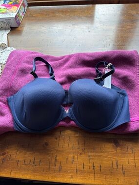 Everyday Navy T-Shirt Bra with Light Padding size 38D NWTS